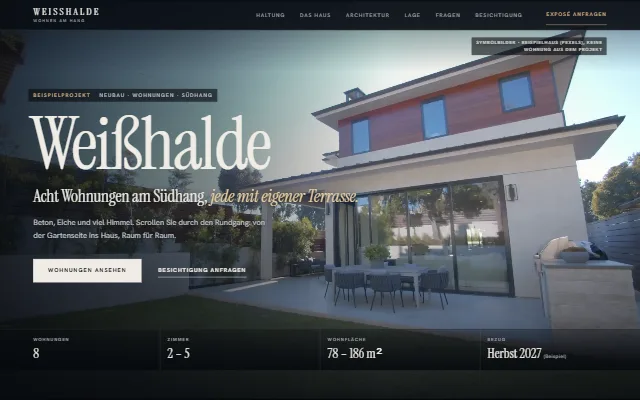 Beispielseite WEISSHALDE, ein fiktives Wohnbauvorhaben: Titelbild mit dem Foto eines modernen Hauses von der Gartenseite
