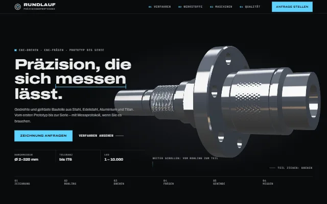 Beispielseite RUNDLAUF, ein fiktiver Betrieb der Präzisionsfertigung: ein gedrehtes Metallbauteil auf dunklem Raster