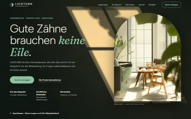 Beispielseite LICHTUNG, eine fiktive Zahnarztpraxis: dunkelgrüner Titelbereich mit Fensterlicht und Foto eines Wartebereichs